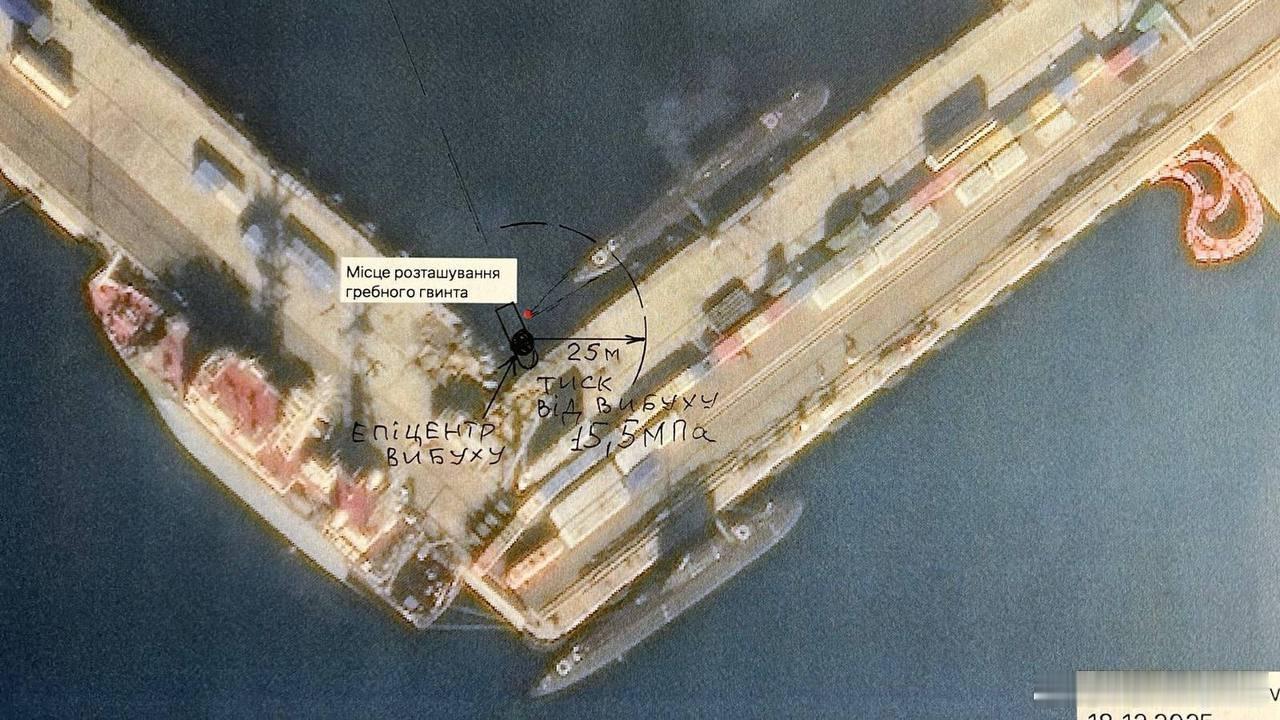 卫星图像分析，大递基洛潜艇确实被击中损坏。俄“华沙维扬卡”级潜艇在新罗西斯克港遭