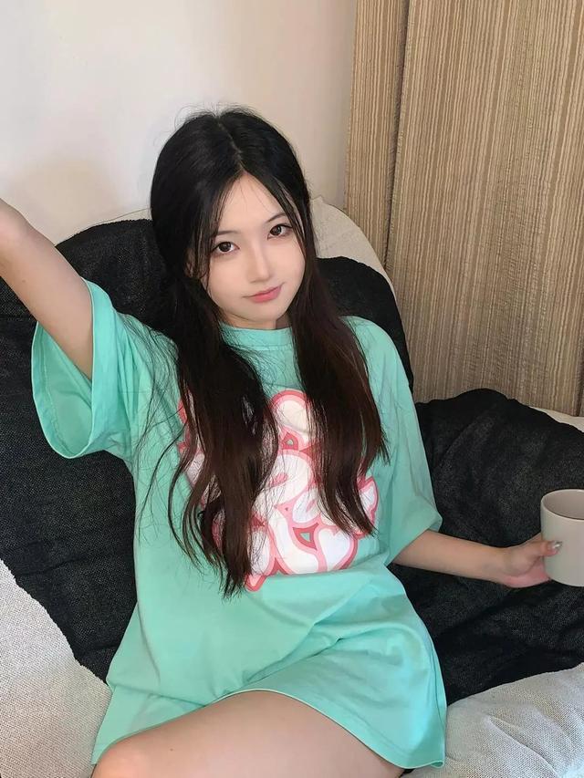 笑话：朋友说最近在减肥，我问他效果如何。他说：“我已经三天没吃晚饭了，今晚实在饿