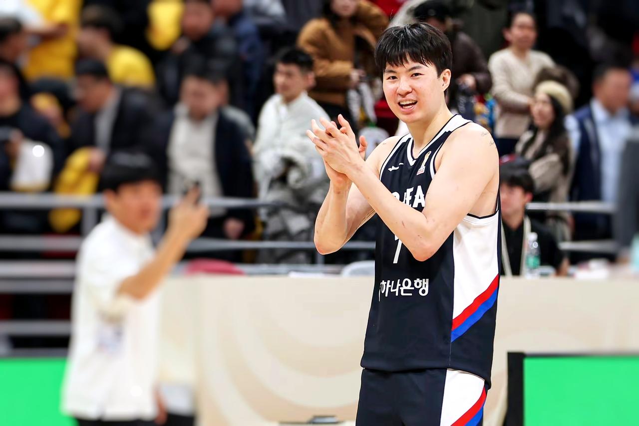 韩国男篮李贤重，有没有资格跟杨瀚森作比较？世预赛韩国男篮赢了一场中国男篮后，