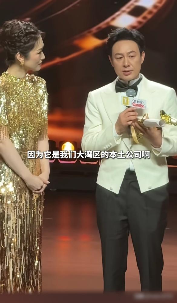 6月20日晚，上海电影节颁奖现场。张颂文摘得影帝，全场起立喝彩。他却突然转身，面
