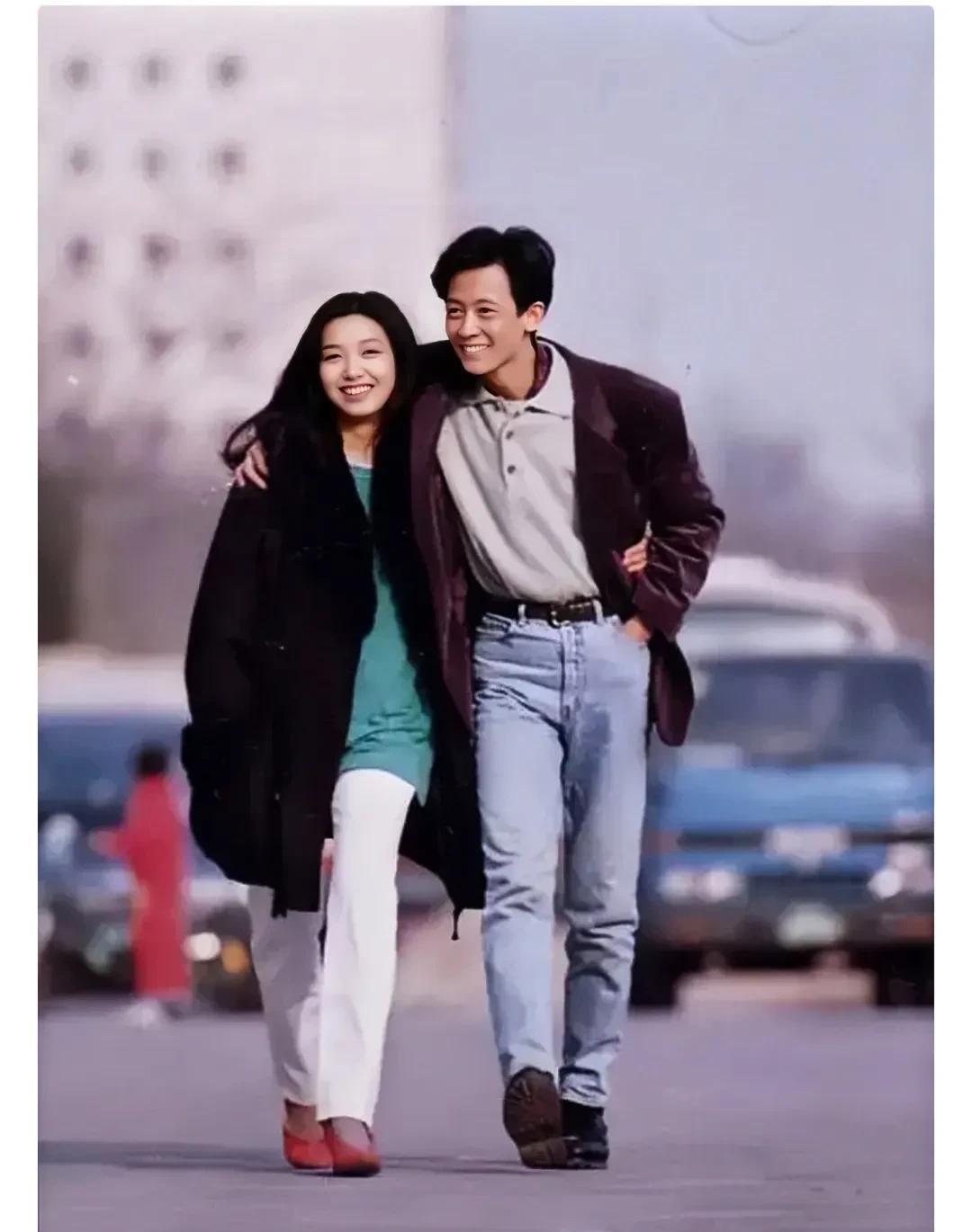 1994年，王志文与江珊年轻时的留影旧照，曾经的帅哥与美女。