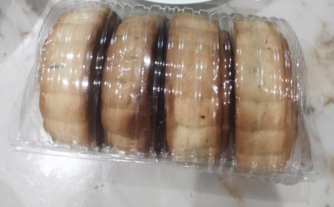 45岁，前香港上市房地产集团办公室主任。负债400万，中秋节家里吃的是十几块钱的