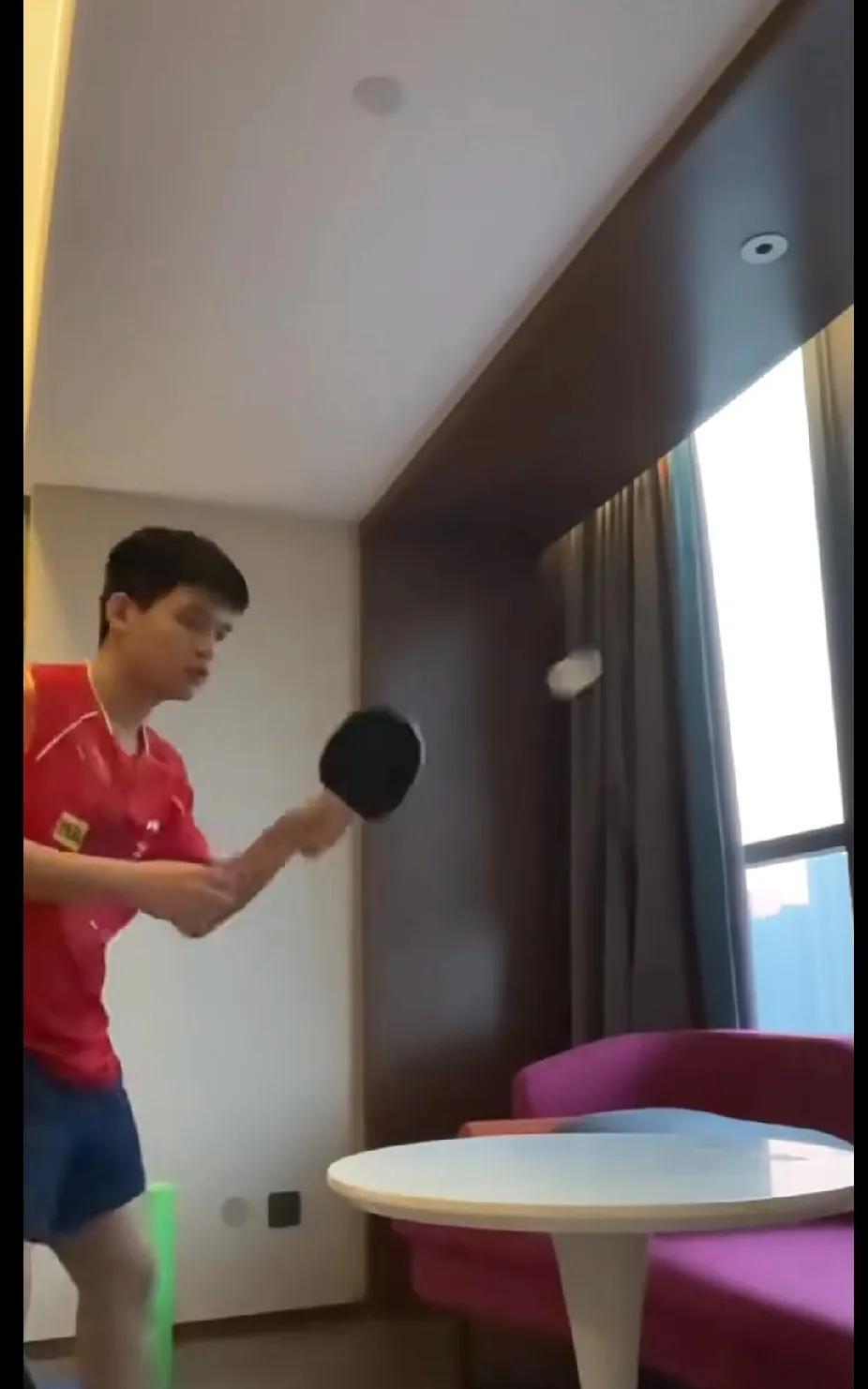 家人们谁懂啊！刷到林诗栋“无桌练球”视频，这操作太绝啦！没有正规球桌，就拿小圆桌