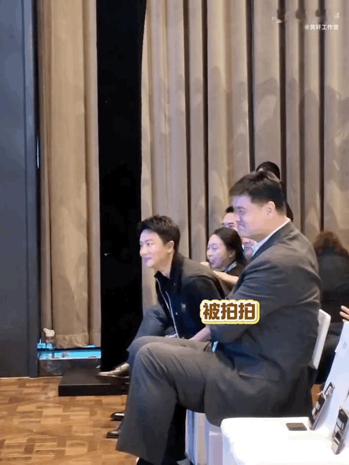 黄轩你怎么了黄轩这个表情可以列入年度罕见画面了！仿佛在说“我是谁我在哪”，和平