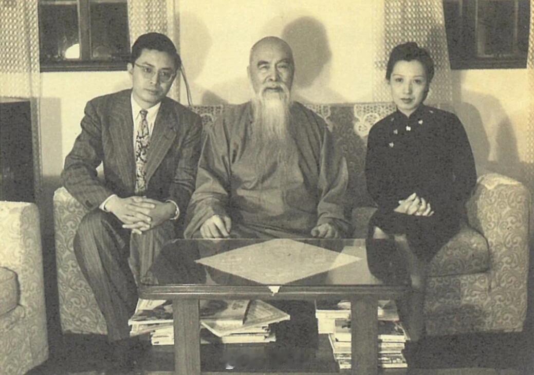 1949年，次子于彭与妻周宝珠随于右任赴香港访友时合影。​​​