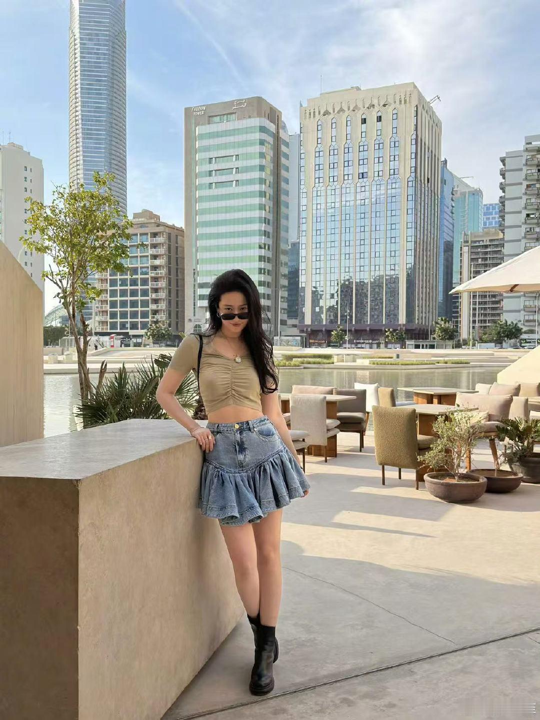 刘亦菲露脐牛仔短裙刘亦菲松弛感穿搭刘亦菲太美了