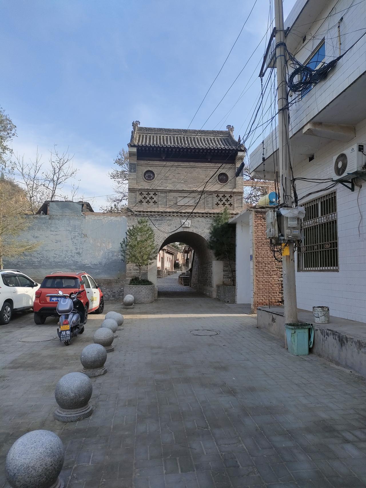 学习雷锋好榜样。小时候要想着找一件好事做，帮老奶奶过马路成为流行，但今天的小学生