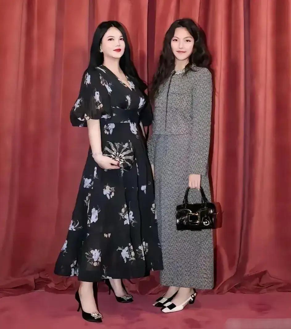 这是著名主持人李湘和她女儿王诗龄的合影，知道的人知道她俩是母女，不知道的人肯定认