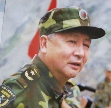 “谁要再放一个记者上山，就把谁扔进水里去！” 灾区的直升机不够用，机上每多一