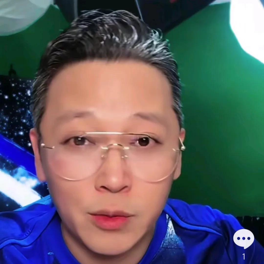 解说员周亮建议，上海申花新任主帅米洛耶维奇需要严格管理球队纪律。在一场直播中，