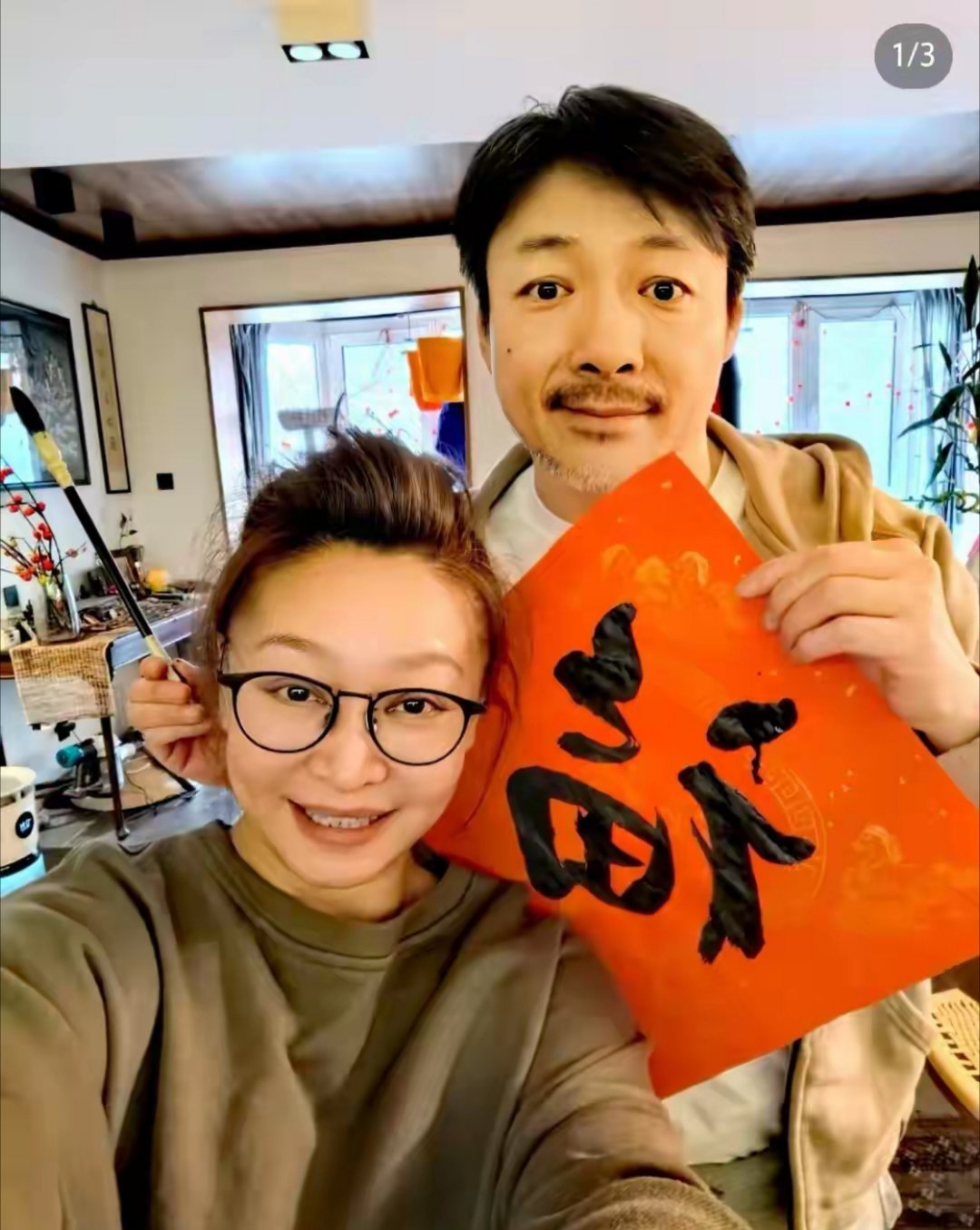 刘天池祖峰晒拜年照！俩人穿卫衣好低调，猫咪一只舔脸一只打哈欠今天，刘天池祖峰夫妇