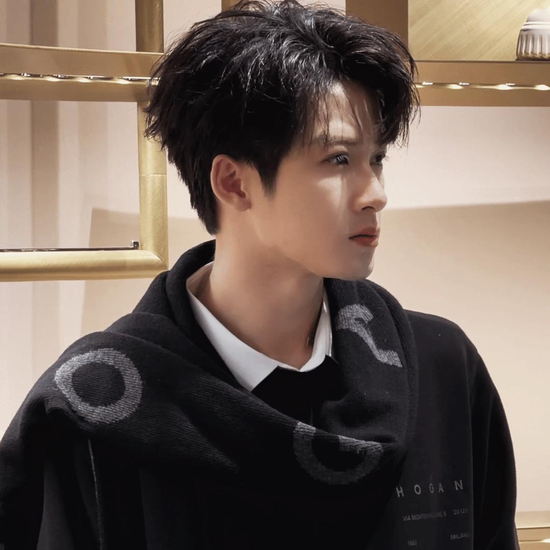 檀健次又年轻了是怎么回事？这居然是生图的檀健次！完全是毛茸茸的冬日男友，一身简单