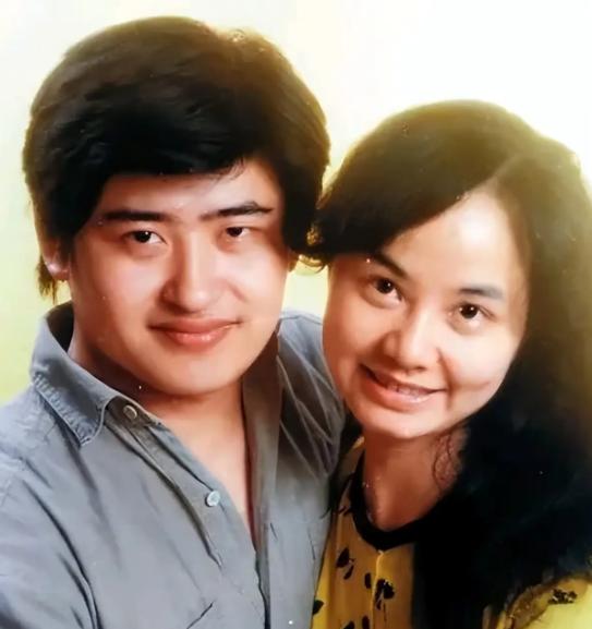 1987年，刘欢对主持人卢璐一见钟情，认识9天后就求婚成功。可是去民政局登记时，