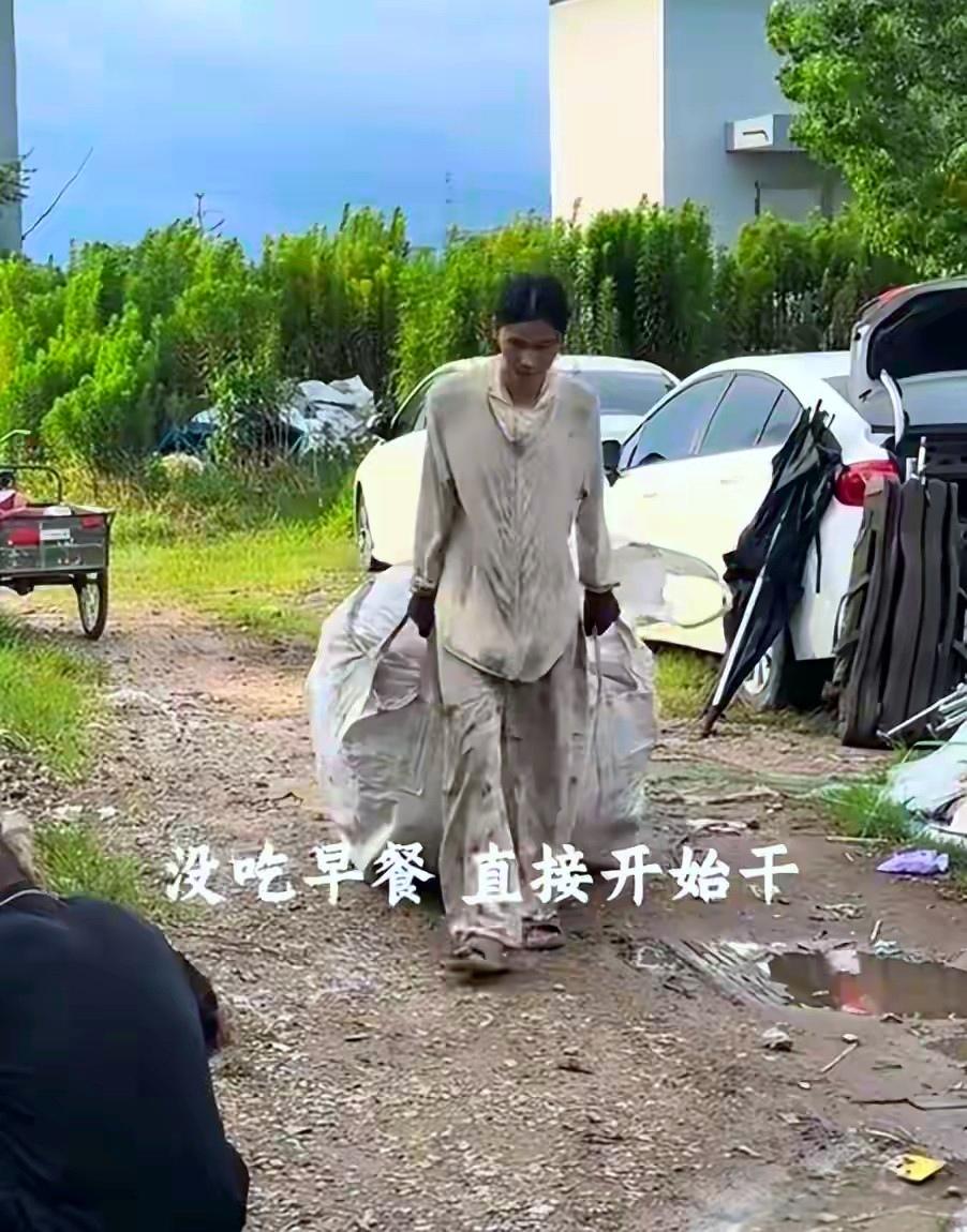 天崩开局逆风翻盘！19岁捡垃圾女孩，半年逆袭登上时装周T台全网热议的