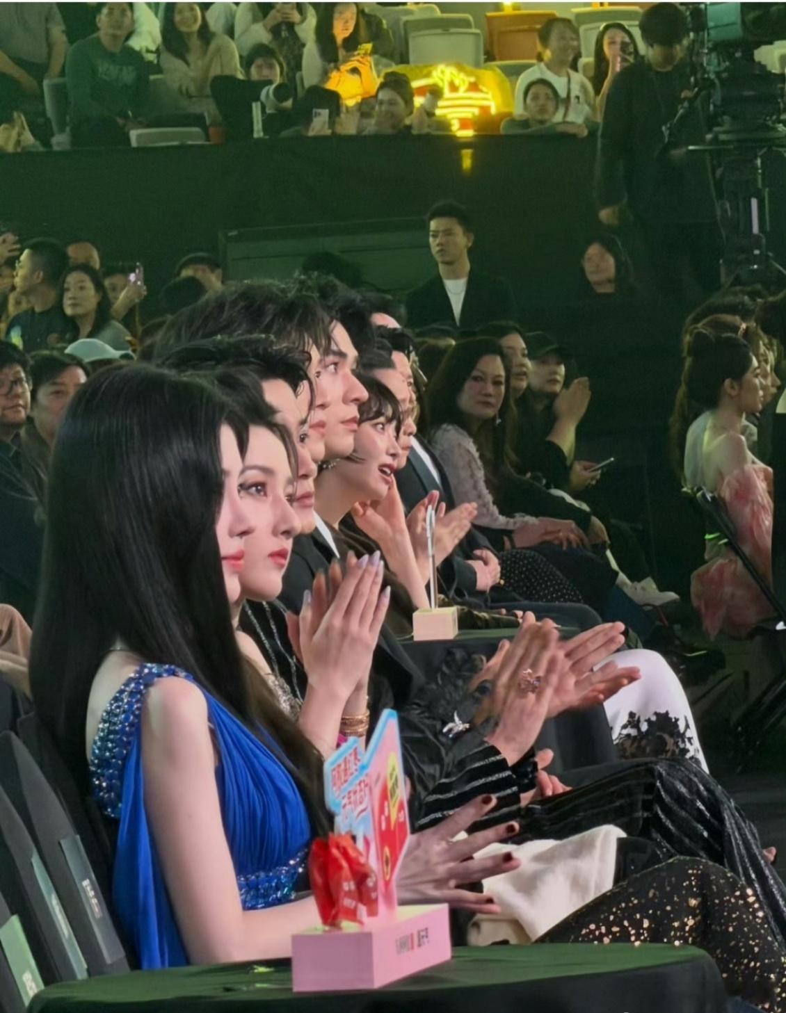 星光大赏内场第一排星光大赏第一排内场第一排集结了影视、音乐领域的多位实力派与流