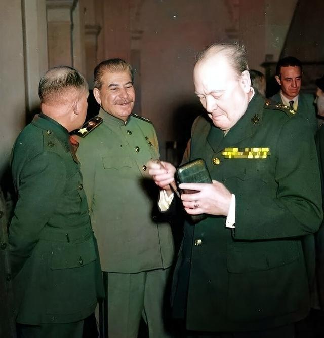 1945年，雅尔塔会议期间，丘吉尔烟瘾犯了，急忙抽出一根雪茄。他故意背着斯大林。