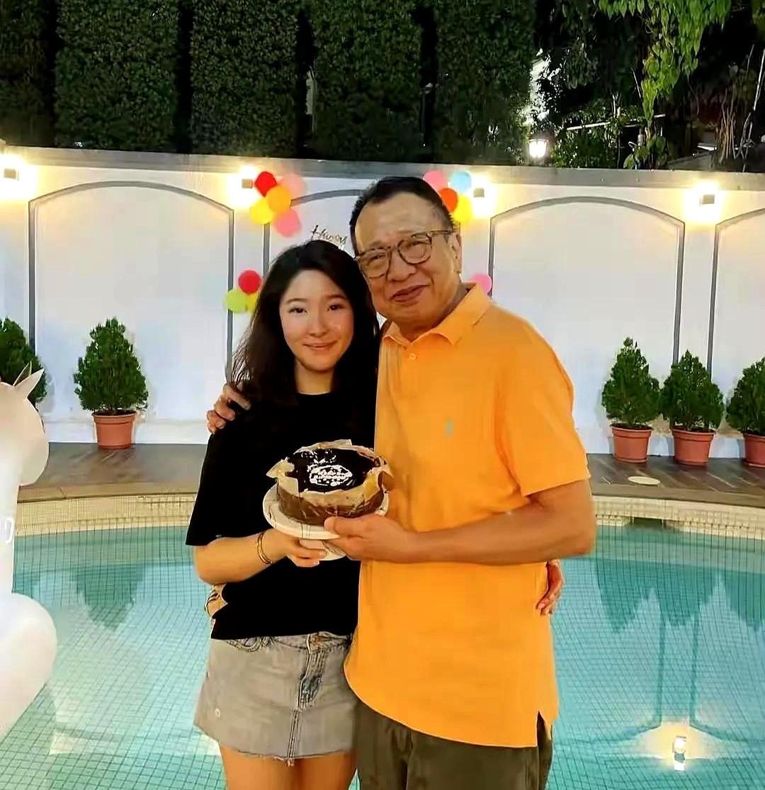 49岁才当爹,拿了一百多万让女儿去新加坡开咖啡店。开了两年店倒了,他还说钱能再