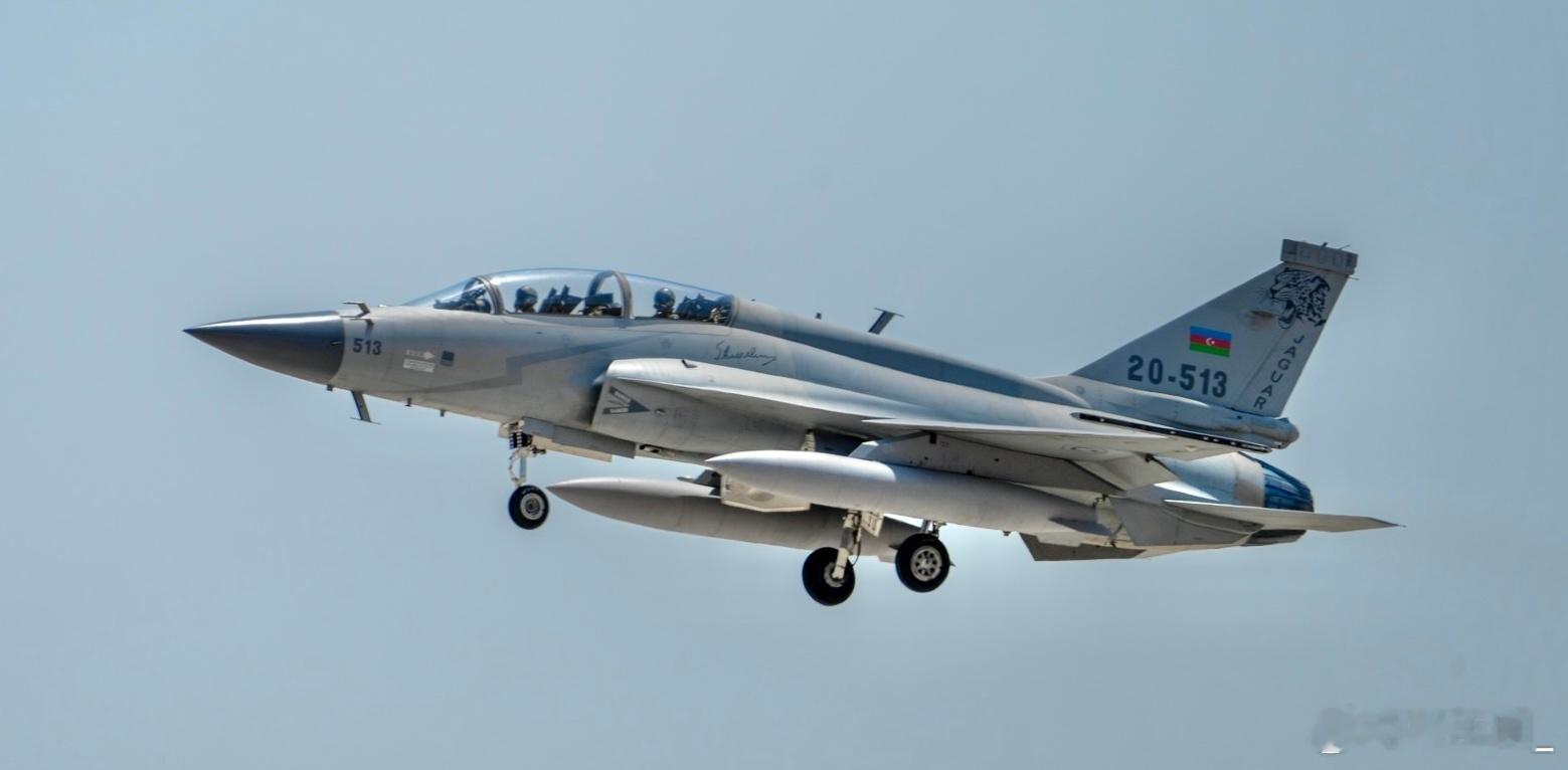 阿塞拜疆空军JF-17B双座战斗机。阿机的战术编号方式与巴基斯坦空军相同，前两位