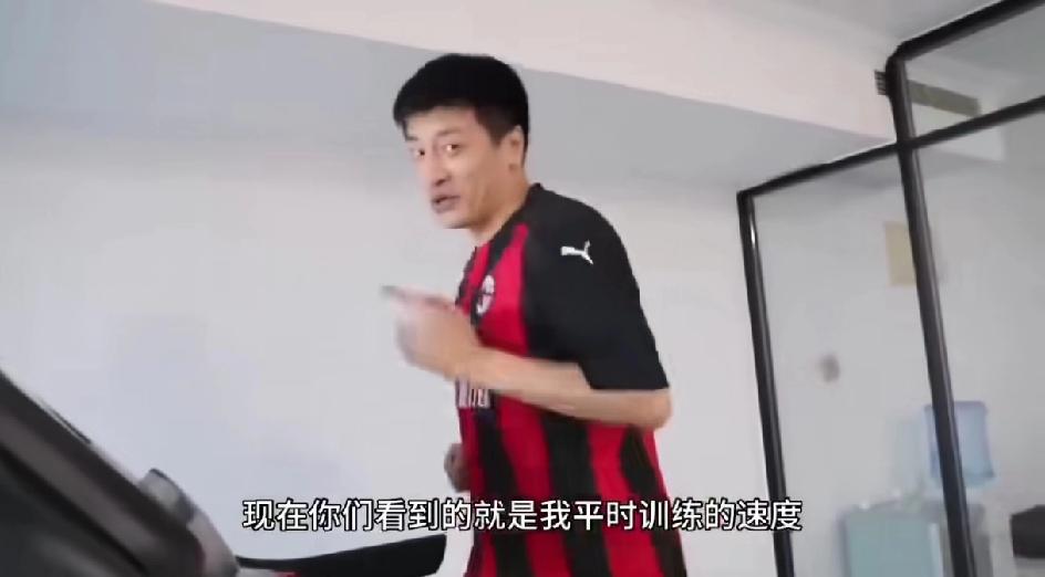 这是张老师在跑步机上训练的时候录下的视频。他办公的地方有一个小小的健身房，里面放