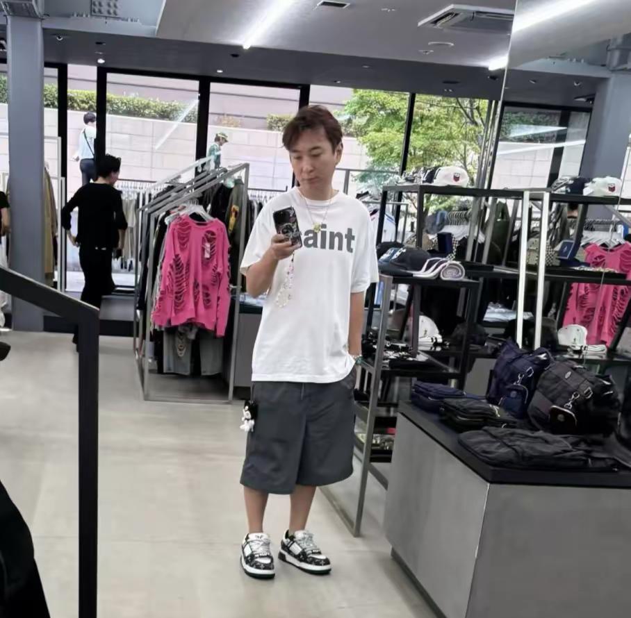 王思聪在北京逛街，穿潮牌也不洋气，37岁看着像47岁……明明是有钱的太子爷，非