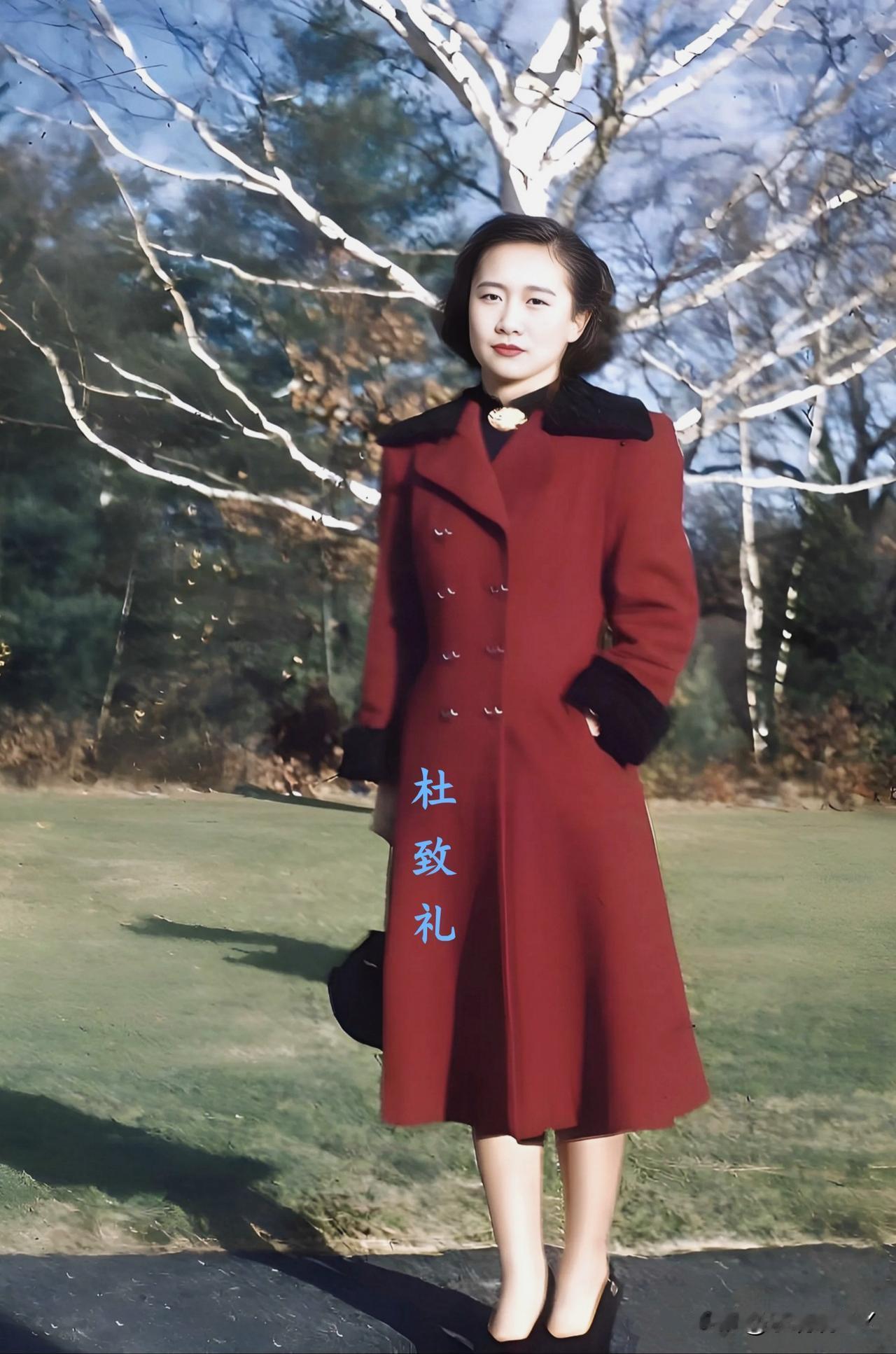 这张珍贵的老照片是杜聿明将军的女儿杜致礼1950年在美国留学时所拍，那时她二十三
