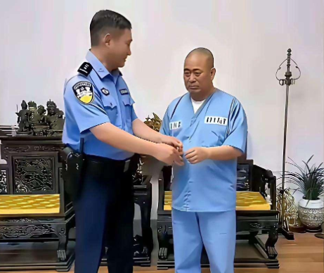 十六万的袈裟都收下了，现在又换上别的工作服啦！不管怎样，他这辈子都用不着自己