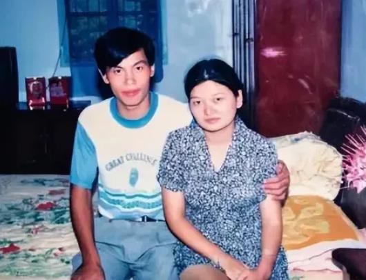 1999年，23岁的湖北小伙熊庆华结婚后，在家里大门不迈，分文未挣，女人白天在外