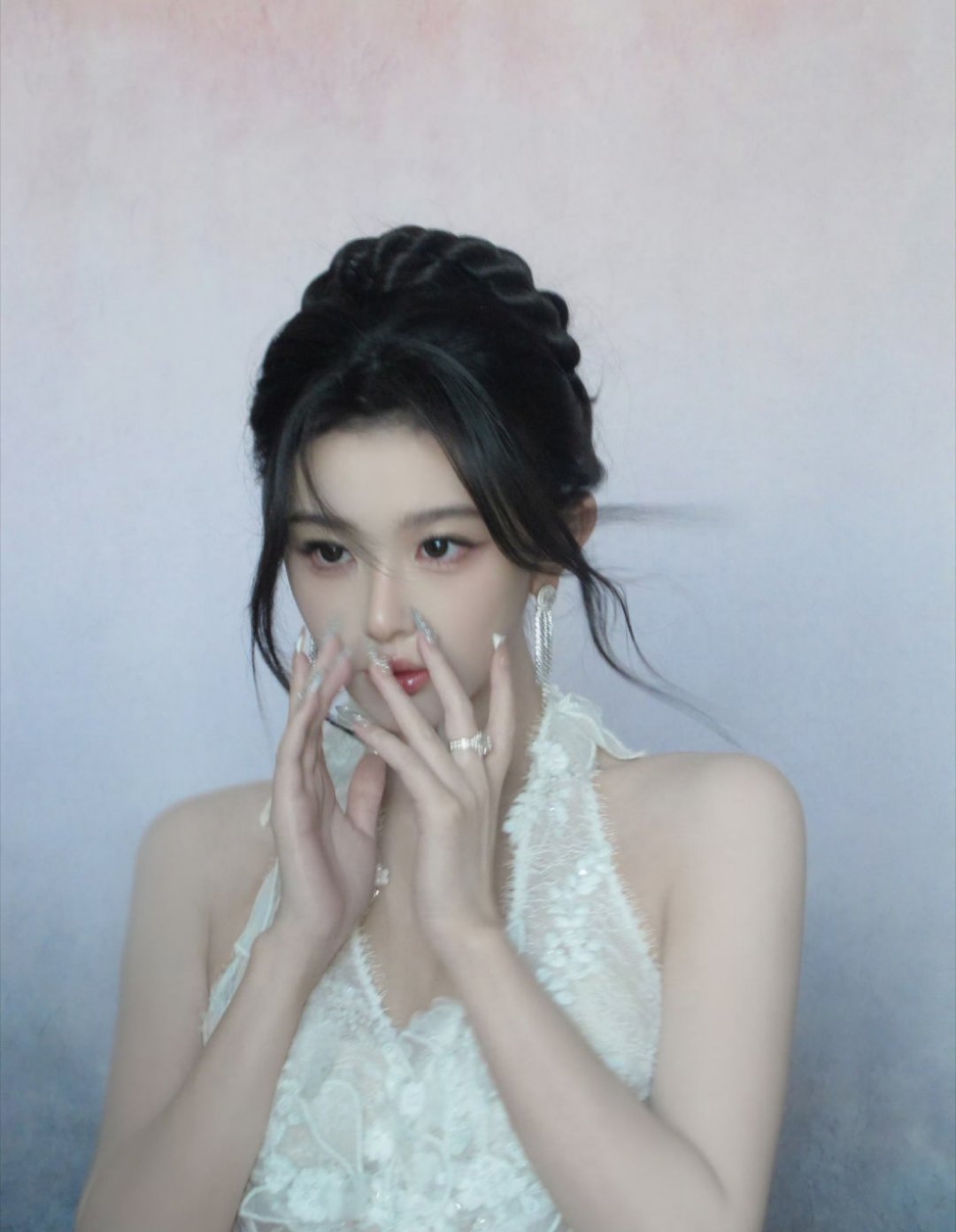 孔雪儿好漂亮哦，这是穿搭甲还是新做的美甲呀！