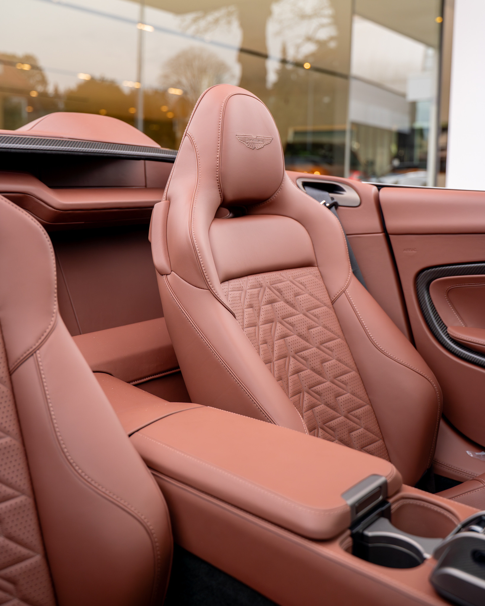 阿斯顿·马丁新车：2026款VanquishVolante，坎伯兰灰色呈现。V