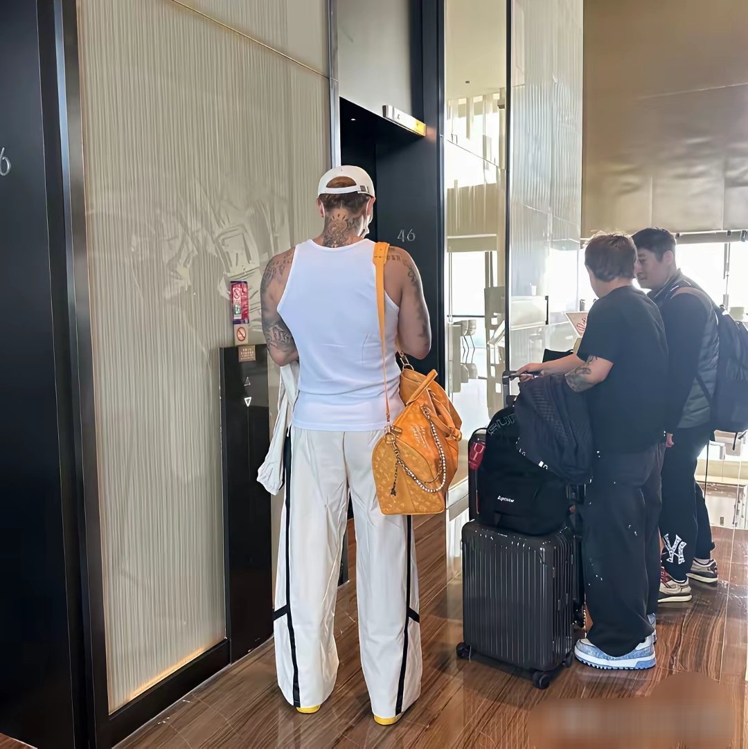 黄子韬胖成了巨人，婚姻和爱情对于黄子韬来说真是膨化剂，一下子胖了不少，好在个子高