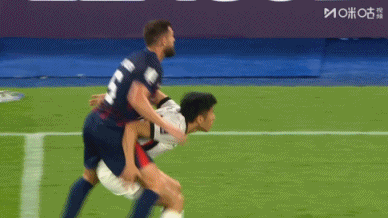 上海海港亚冠连续不胜，连裁判都欺负到家门口了！李圣龙被对手故意亮鞋钉踢脸，鼻子都