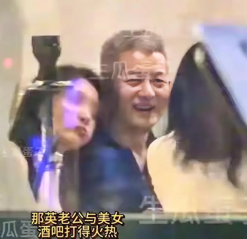 各玩各的手机、网络让人们再也不拒绝孤独。无论是公共场所，还是家庭，哪怕是老两口