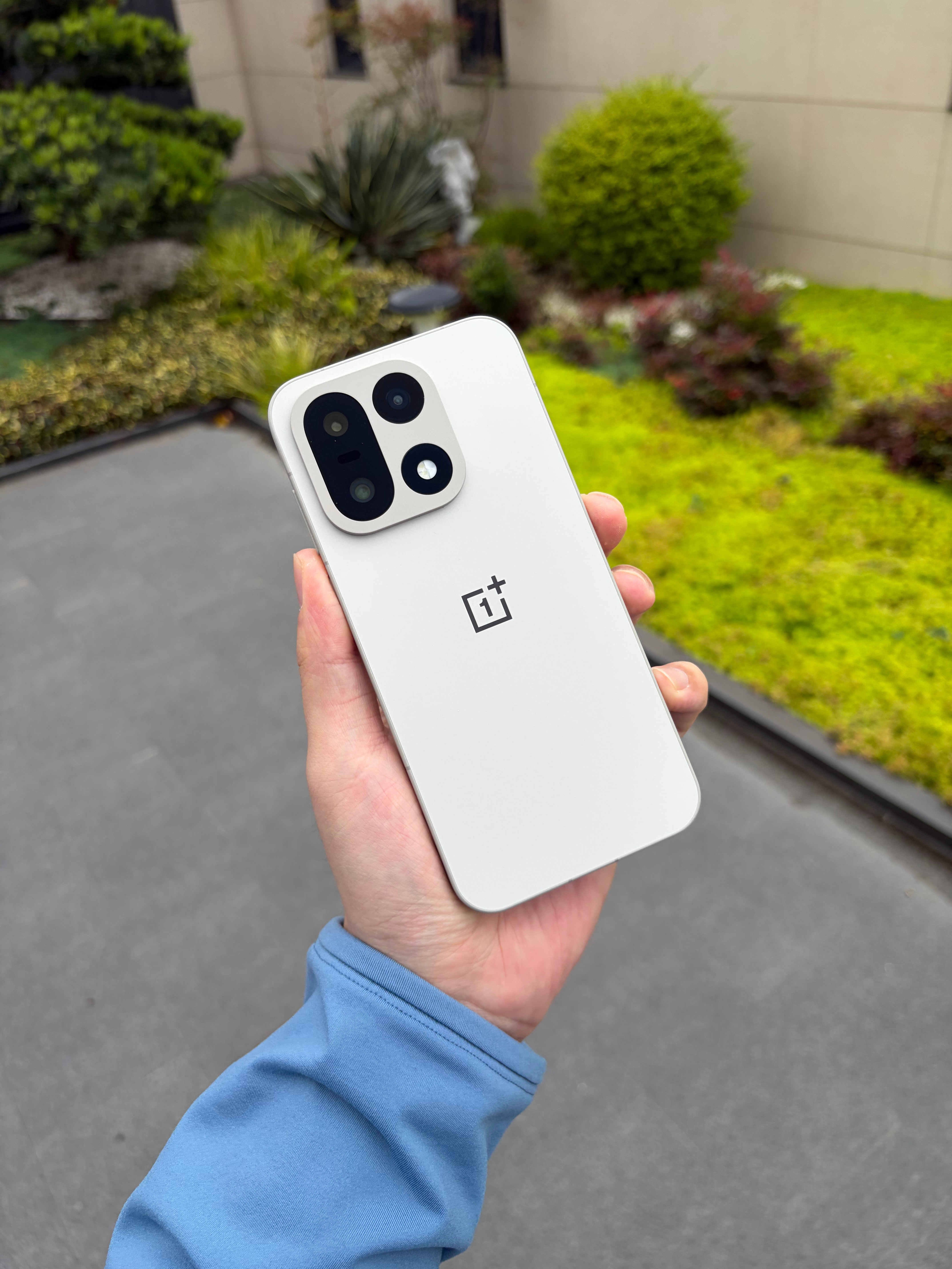 最近的主力机是一加15裸奔+iPhoneAir贴膜带壳，搭配很完美，一加15可