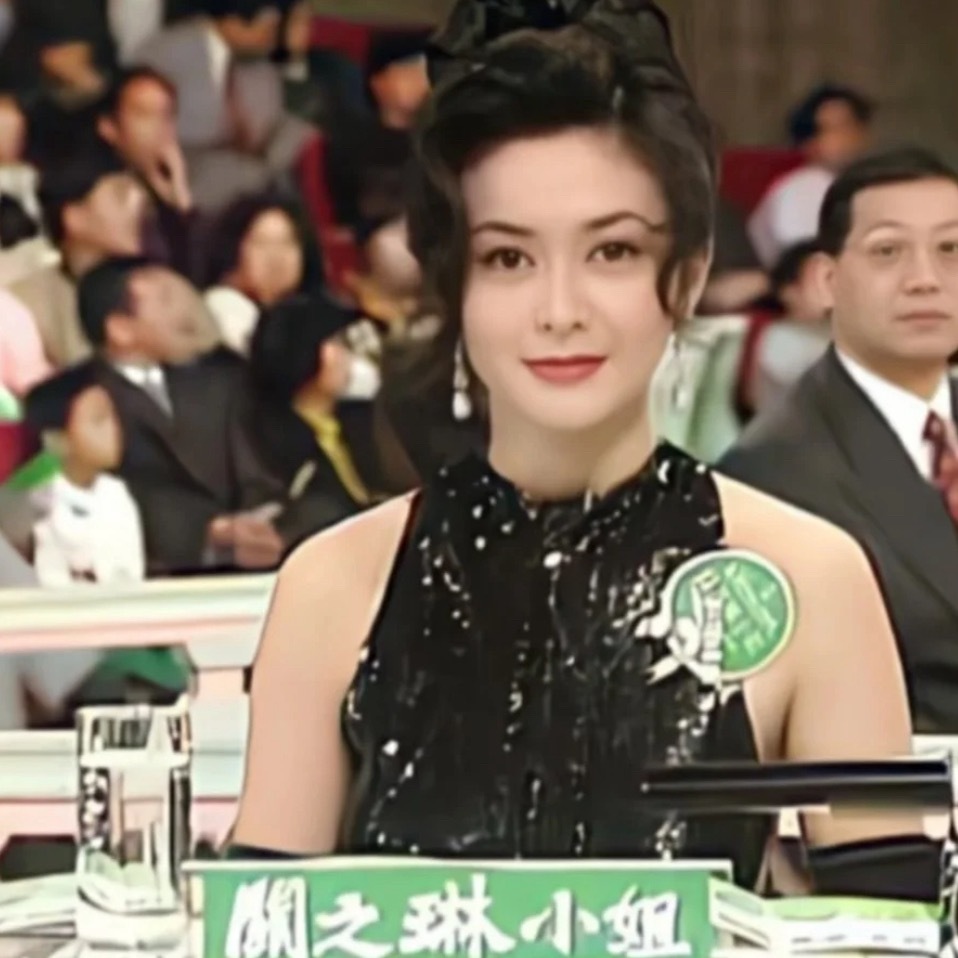 这评委是去砸场子的吧21岁钟丽缇当选冠军时的评委是30岁关之琳啊​​​