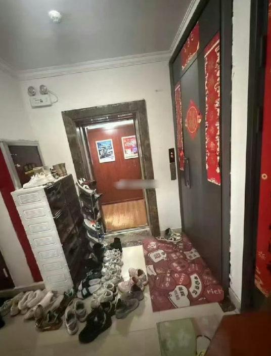 遇到这样的邻居到底该怎么办？门口一堆臭鞋​​​