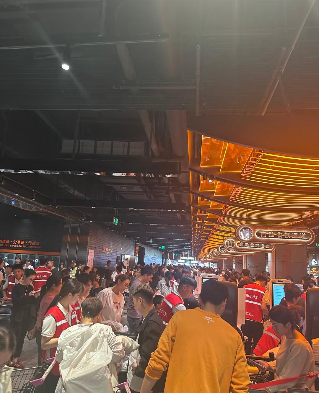 不扒不知道，以前只知道羡慕胖东来员工工资高，但是看到12年的老员工被辞退的时候
