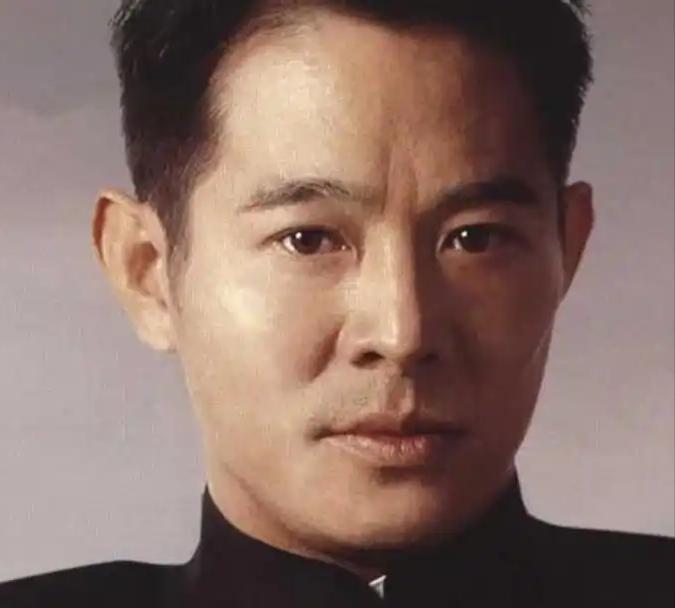 1994年，日本记者质问李连杰：“南京大屠杀死了30万人，你们一个个数的