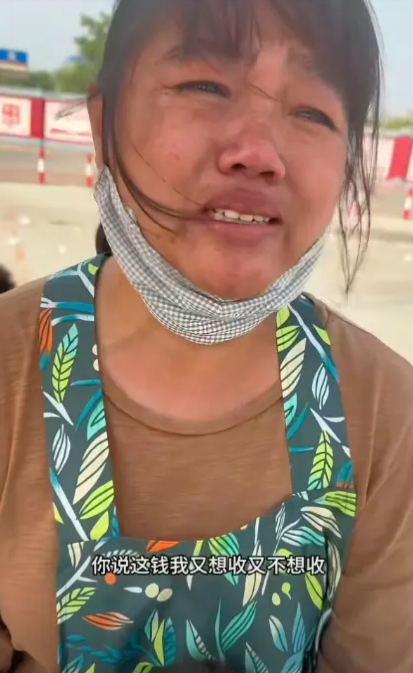 今年5月，辽宁海城大集上，一名男子啃完玉米，喝完粥后，给摊主转了50000块，听