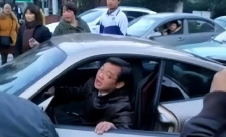 2016年，相声大师大兵开保时捷将老人撞倒在地，交警立马赶到，让大兵下车配合办案