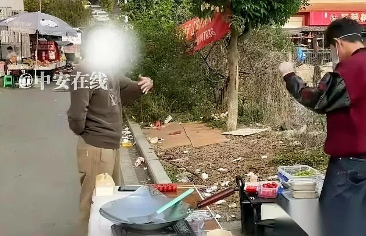 校门口糖葫芦摊被掀！为啥中年男子这么大火？四川绵阳一大学生支摊卖冰糖葫芦