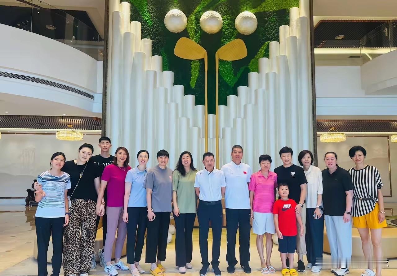 中国女排这是怎么了？郎平指导获奖，只有朱婷发文祝贺，惠若琪转发获奖新闻，写了