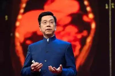 李开复抛出震撼言论，一语道破当今“局势”。他预测：“十年后，40%的人类工作会被