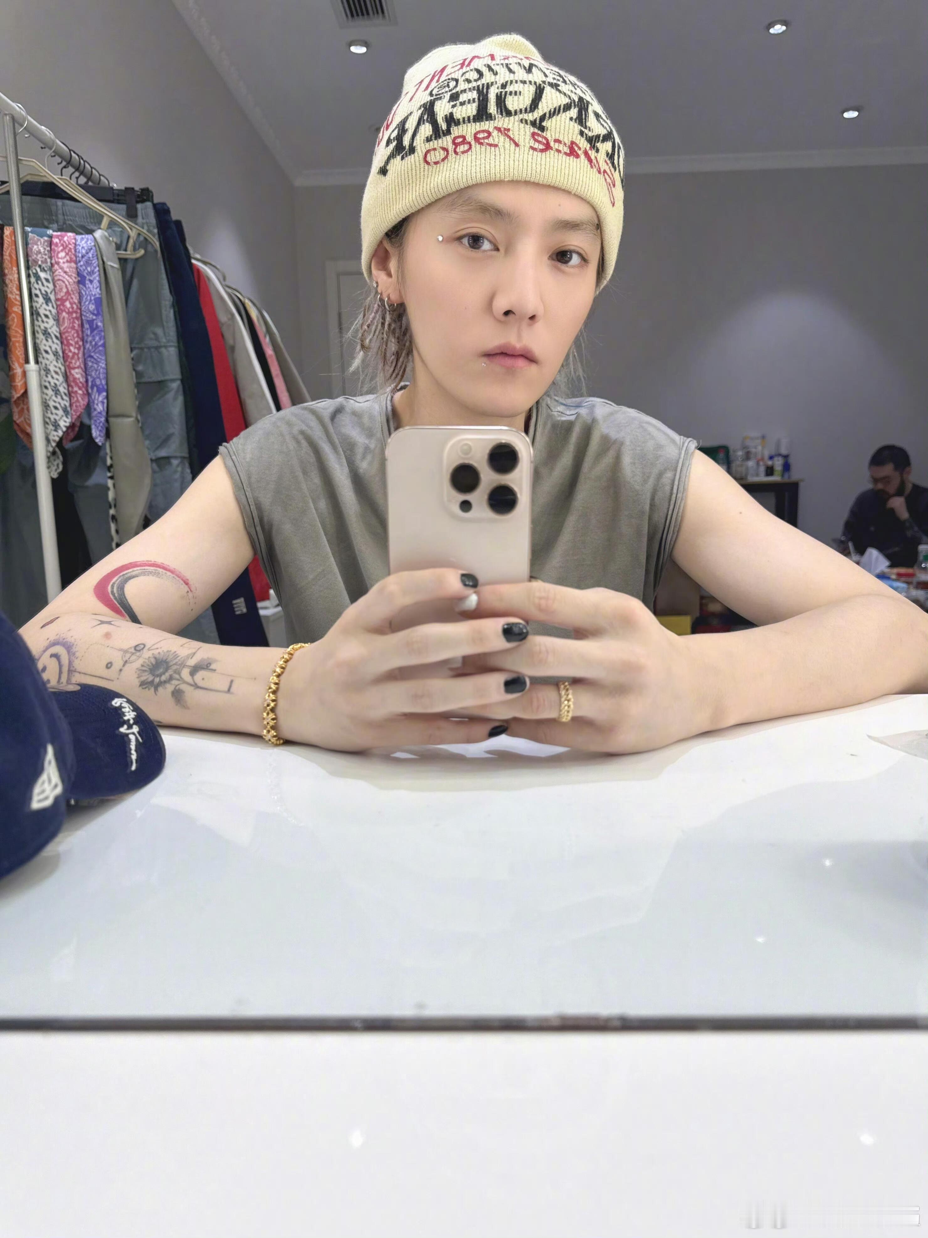 李晨晒哥斯拉labubu刘诗诗用心在养labubu鹿晗也买了labubu，不敢