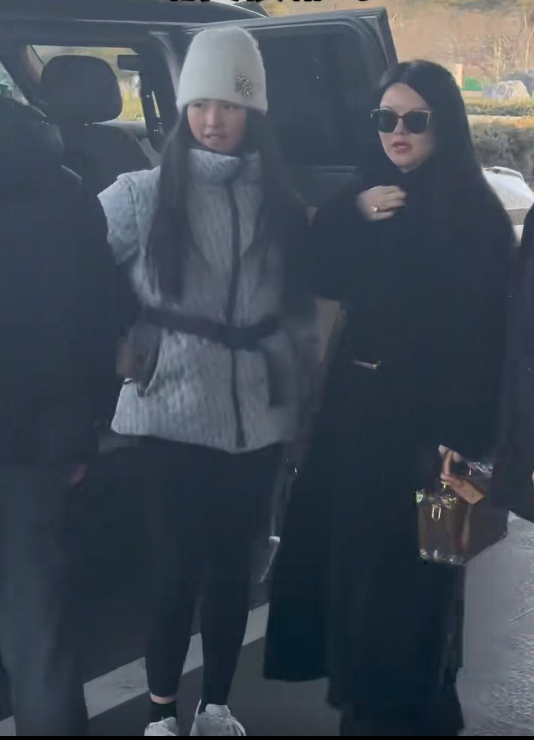 王诗龄一家3口去哈尔滨冰雪大世界参观了，住在高档酒店，出行回来坐的也是豪车。