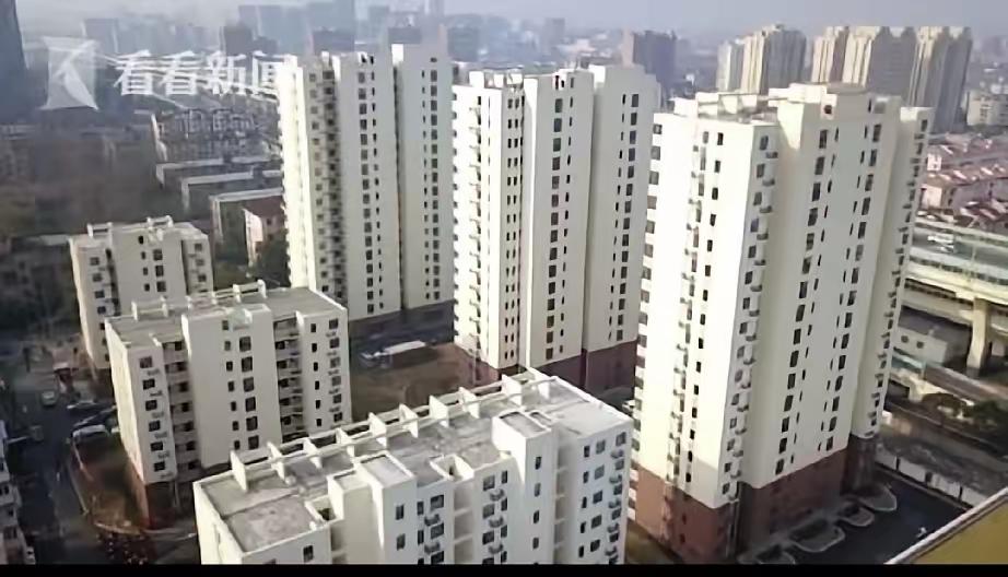 在上海打工的小俩口子，胆儿够大的，偷偷的背着双方父母，贷款800万元，买了一套1