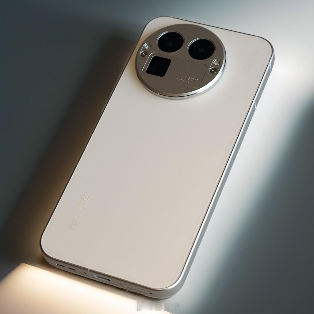 差哥随手拍之真我GT8Pro[点赞]白色是差哥主推的因为这个颜色不管是你选择什