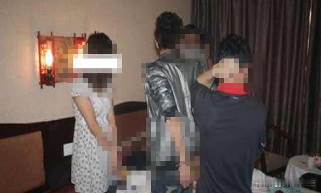 山东烟台，一男子将一女子约到家中，没想到家中还有三位男子。其中有两位男子对女子进