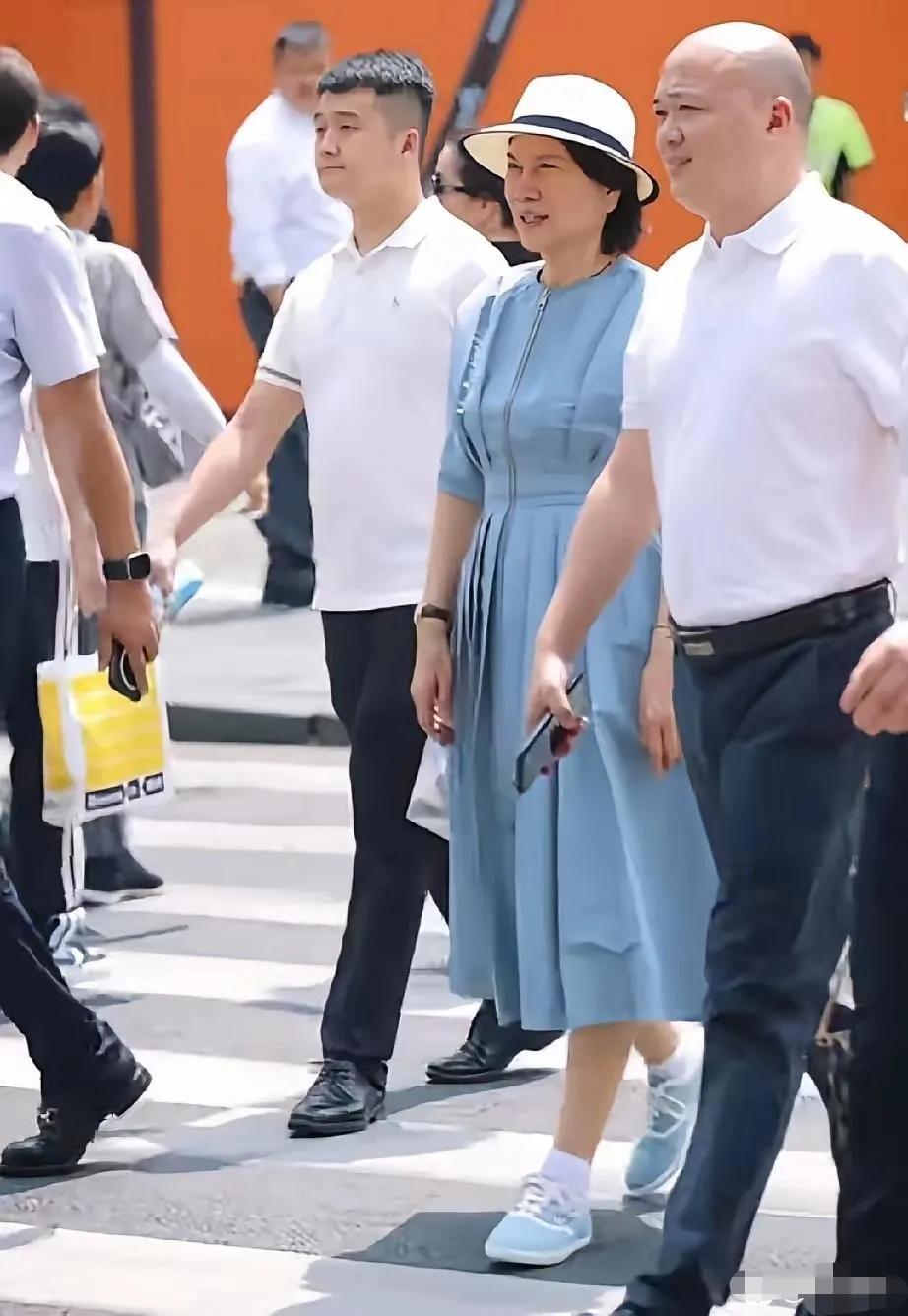 不得不说，有钱就是好啊董明珠现身成都太古里，虽然她已经72岁了，但看上去却一点