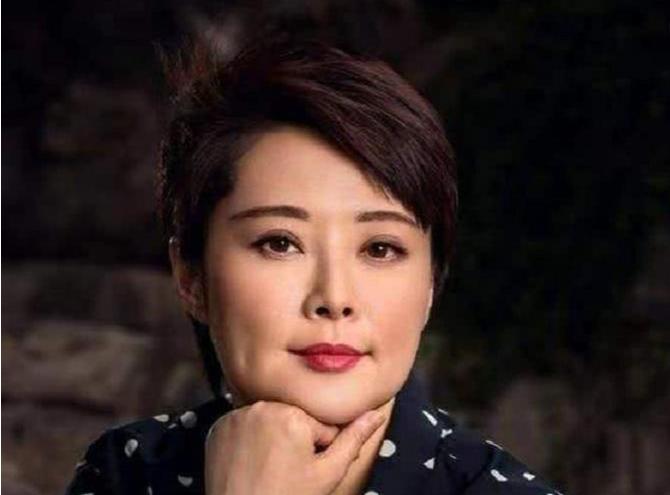 1993年，32岁徐威追求20岁的袁立，送了她两套价值800w的北京四合院，两人