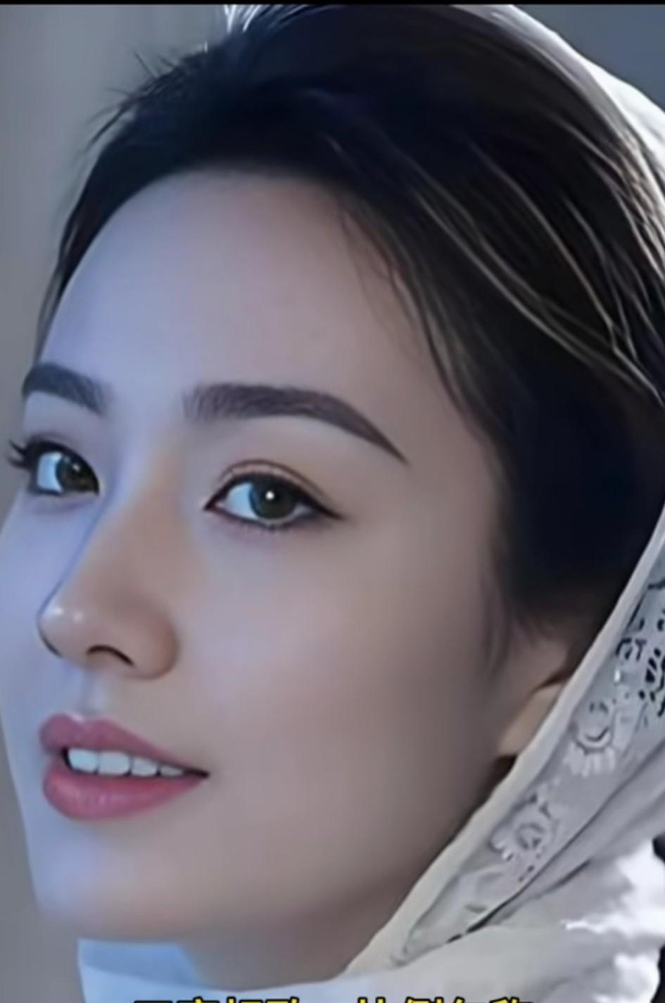 无能从哪个角度去看都是那么赏心悦目,柳叶弯眉,樱桃小嘴,丹凤眼双眼皮,鼻型高挑,